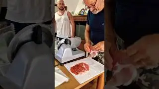 Лучшее к пиву это  итальянское вяленое мясо - прошутто #prosciutto #прошутто #кпиву #italy #meat