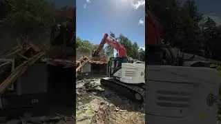 House demolition! Clearview Demo&rsquo;s Linkbelt excavator taking down a house