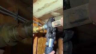 Proses pemasangan sambungan pipa menggunakan alat canggih oleh pekerja #shorts