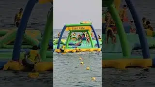 дети соревнуются, к о первый доберется до Parco acquatico. Пляж Лльорет де Мар. #даурия