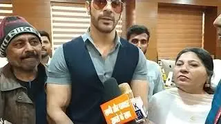 Lucknow.junction.movie.ke.lead.actors.aur.actress.C.C.K.News.channel.par.interview.dete.hue.