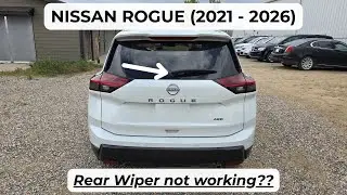 Nissan Rogue &mdash; расположение предохранителя электродвигателя заднего стеклоочистителя (2021&ndash;2026)