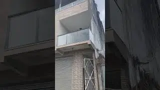 Parapeito de alum&iacute;nio com vidro