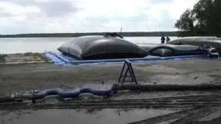 Bahno z rybníka dostali na pole