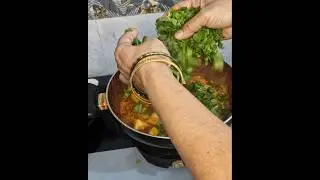 हेल्दी रेसीपी 😋 आलू पालक बेस्ट रेसीपी #food #homecuisine #indianfood #cooking #shorts #youtubshort