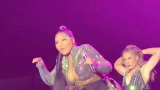 Lil Kim out here hittin that Iconic Queen Bee Dance at the Lovers & Friends Festival in Las Vegas