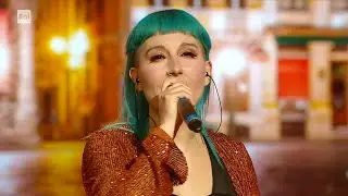 Mina Blue canta 