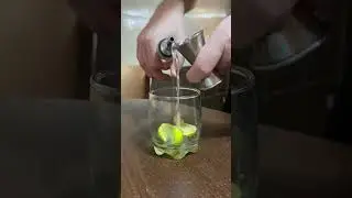 Caipiroska 🇷🇺 #shorts #short #cocktail #cocktails #vodka #caipiroska #lime #reels #tiktok