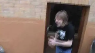 köbel stöst sich den kopf