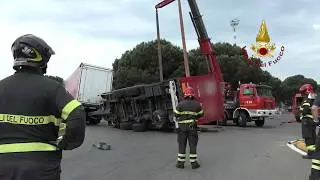 Genova: intervenuti i Vigili del Fuoco per un camion ribaltato nei pressi dell'aeroporto