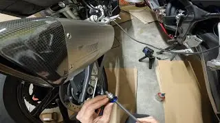 BMW M1000 RR 25 montaggio supporti bmw per il cavalletto posteriore