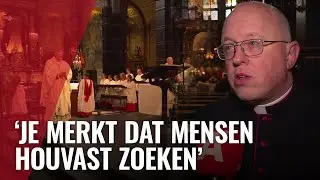 Volle kathedraal tijdens kerstmis