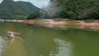 美女来到浙江深山钓鱼，断定这个水库有大鱼，没想到不一会就上钩！【女钓友微微】