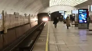 81-760/761(ока) прибывает на станцию «Перово» (8) калининской линии. 