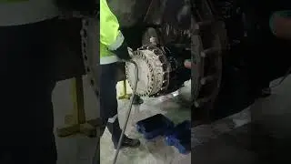 Aviation GSE hub and tire change
