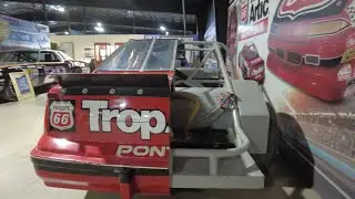 Давайте заглянем внутрь автомобиля NASCAR.