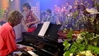 Josee Koning with Batida, live on Dutch TV - Veja l&aacute;