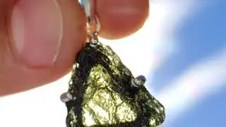 Jeu-concours Facebook Charlie's Jewels ☄️ Pendentif Moldavite naturelle &agrave; gagner