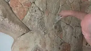 Fugatura di un rivestimento in pietra