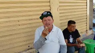Tomando cafesito y comiendo en la calle 25 de Dicienbre veanlo