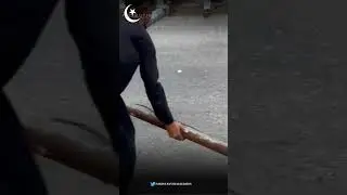 A pole falls on Karachi's Native Jetty bridge due to strong winds