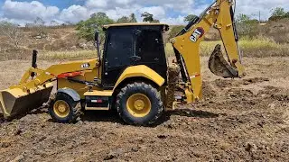 Retroescavadeira cat 416 abrindo uma cacimba em um  lago seco castigado pela seca