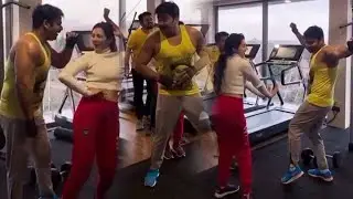 Pawan Singh के साथ London के GYM में Harshika Poonacha का Lollypop Lagelu वाला Dance