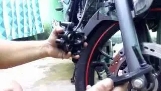 Sangria e troca das pastilhas do freio a disco dianteiro da moto passo a passo. (DAFRA RIVA 150)