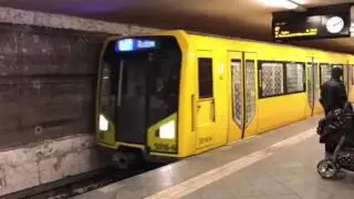 Berlin U-Bahn U7 nach Rudow bei Grenzallee Station // Berliner U-Bahn U7 to Rudow at Grenzallee