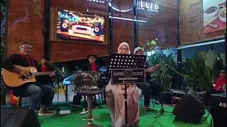 Emak-emak Tuban masih eksis bernyanyi diiringi The INNOV Band Tuban Jatim pelestari tembang kenangan