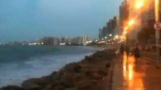 Ondas assolam o litoral de fortaleza