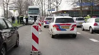 Vrachtwagen schept personenauto - Hargalaan Schiedam