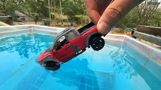 Машинки падают в воду в резиновых сапогах #180