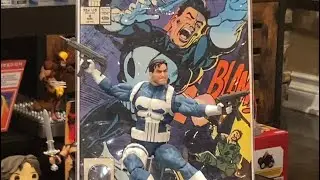 Новая фигурка Карателя из серии Marvel Legends, позирующая в стиле комиксов, для коллекционеров.