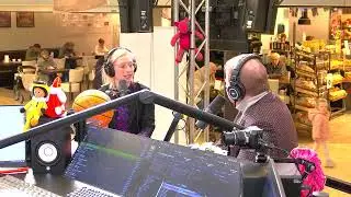 Wethouders Paul Olthof en Moniek van Sandick in gesprek met Leonie Hussaarts