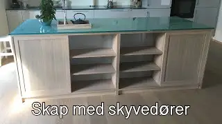 Hyller med skyved&oslash;r