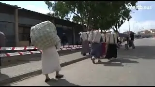 La labor de las porteadoras en Melilla, a cambio de 3 euros