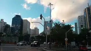 Entre o movimento da vacuidade c&oacute;smica: Um homem em seu vazio feliz