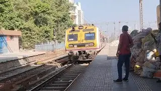 Mumbai Central line local trains video railway station | Indian railways station viral train video 