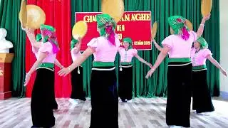 Đội câu lạc bộ lò hồi 26 TV múa tại nhà văn hoá bản nà tâu tổng kết đoàn 2025