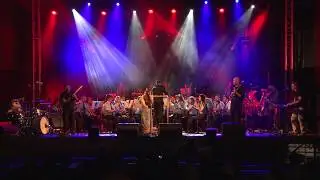 04 - 25 Feiticeiras - Uxu Kalhus com a Banda Filarm&oacute;nica de S&atilde;o Mamede de Ribatua