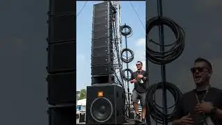 The JBL speaker was playing music so loudly that the bass hit incredibly hard. #jblhardbass #dj