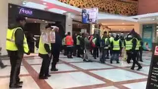 Les gilets jaunes manifestent dans le centre commercial d&rsquo;Avignon - Le Pontet