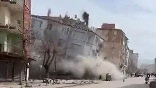 Terrifying earthquake footage in Turkey -buildings collapse as the ground shakes! Earthquake Malatya