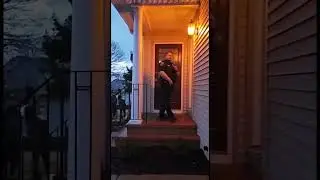 Реакция офицера, когда дверь остаётся закрытой #полиция #нательнаякамера #вирусноевидео