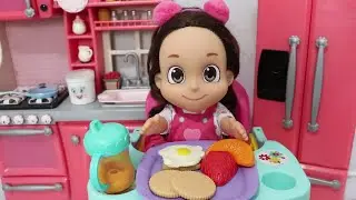 CAFÉ DA MANHÃ DE MASSINHA COM PÃO E FRUTAS PARA A MARIA CLARA