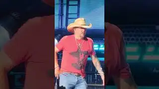 Jason Aldean pays Tribute to Charlie Kirk in Detroit Michigan. Try that in a small town 