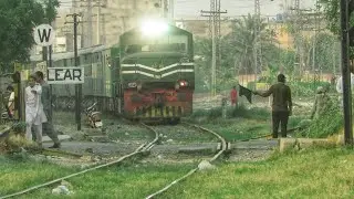 Arrival 42Dn Karakoram Express Lead ZCU30 Faisalabad Railway Station | Pakistan Railways