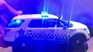 18 scale Chicago Police dept Ford Explorer Diecast model with working lights and siren
