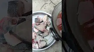 First wash the fish thoroughly with water.